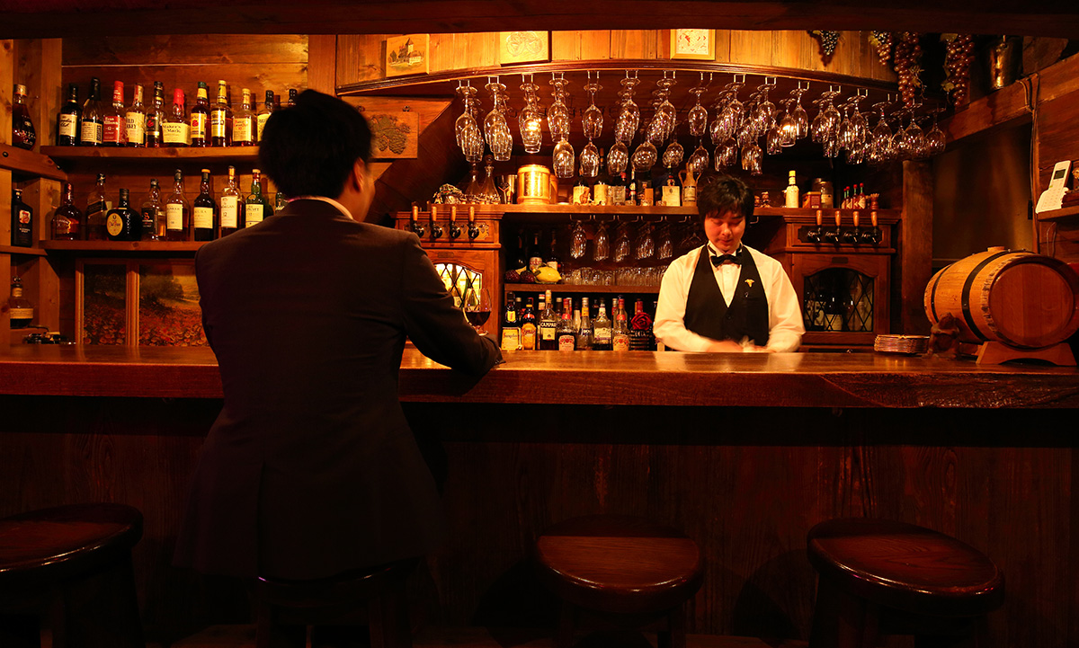 カウンターで一人飲み